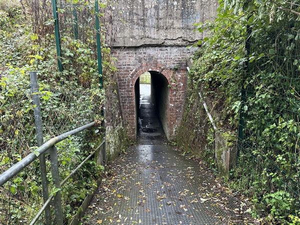 Le GR224 passe sous la ligne ferroviaire Mantes-la-Jolie - Cherbourg. Nous quitterons le GR juste après, au niveau du carrefour.