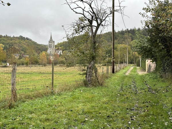 Nous approchons du centre de Beaumontel dont on voit déjà le clocher renaissance de l'église Saint-Pierre (XIIIe, XVe et XVIe).