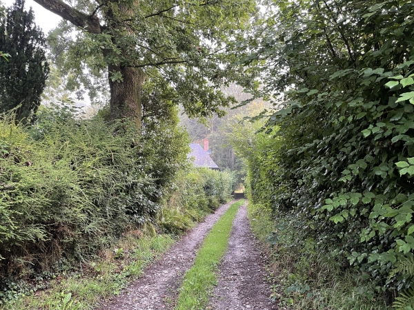 Nous partons du parking qui est en face de la mairie, et traversons le bourg par le chemin de l'Aumone.