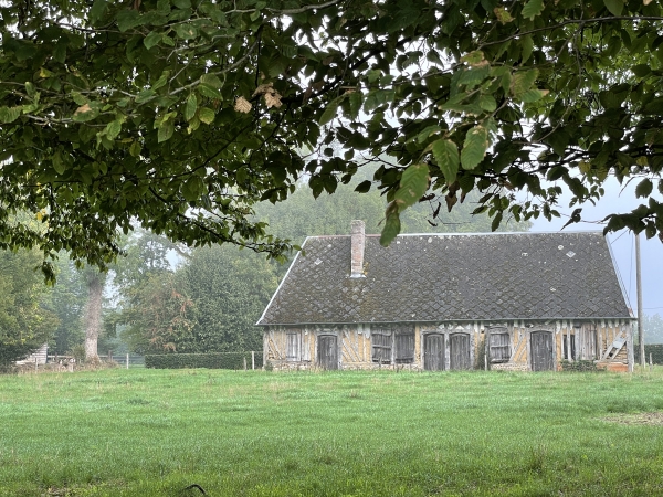 Une vieille maison en colombage et torchi a conservé ses portes et volets d'origine.