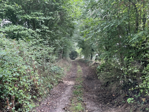 Nous contournons le château de l'Abbaye (XIXe).