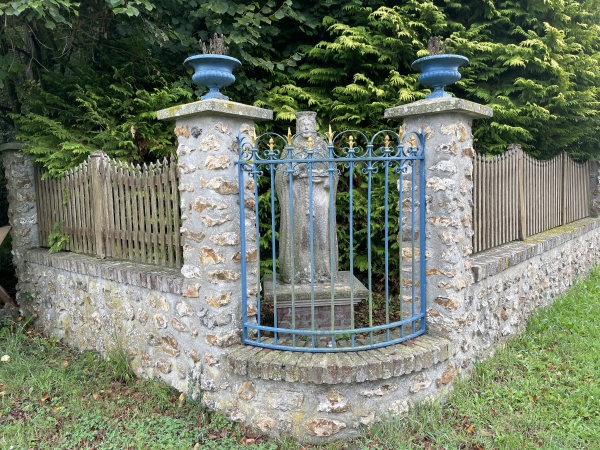 En arrivant sur la rue, nous remarquons cette statue de religieuse dans la propriété du château de l'Abbaye. Le nom de la rue suggérerait Sainte Colombe. Colombe Gabriel, bienheureuse, fondatrice des Soeurs Bénédictines de la Charité ?