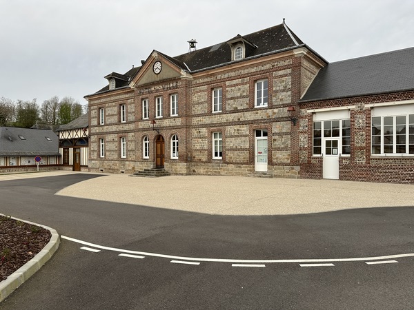 Nous partons du parking de la mairie de Fontaine-le-Dun. L'escalier qui monte vers l'église est juste à côté du parking.