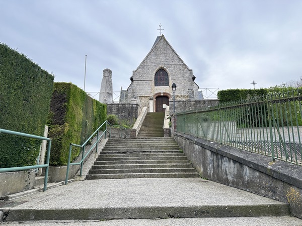 Nous montons vers l'église Notre-Dame-de-la-Nativité (XIe XVIe XIXe). L'intérieur a été restauré en 1996.