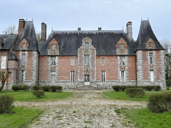 Le château de Crasville est une impressionnante bâtisse du tout début du XVIIe siècle, de style Henri IV Louis XIII. Une motte féodale est encore présente, derrière, dans le parc.