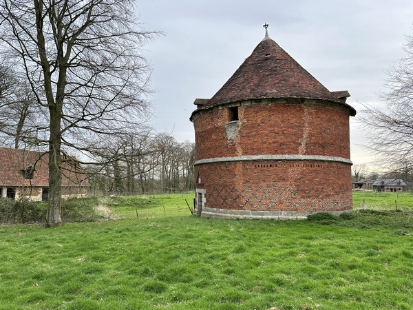 En face du château, se trouve son colombier, dont la charpente montre des signes d'affaissement.