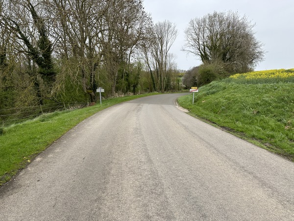 Nous sortons d'Autigny par la D108, que nous allons suivre pendant plus d'un kilomètre jusqu'à Tonneville. Les paysages sont agréables, il y a peu de circulation, mais ça reste une route.
