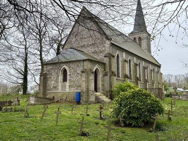 Dans le hameau de Tonneville, nous longeons l'église Saint-Sixte, reconstruite plusieurs fois du XVIe au XIXe s. Nous sommes sur la commune de Bourville, village d'enfance d'André Raimbourg (Bourvil).
