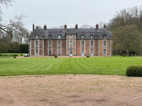 Le château de Tonneville a été construit au XVIIe siècle. Il a été un hôpital-hospice pendant une grande partie du XXe siècle. Il a été acheté au département et rénové par la famille Tranié au début du XXIe siècle.