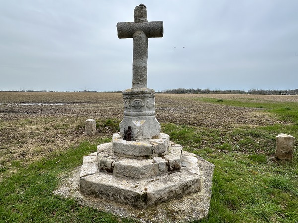 A Tonneville, se trouve cette croix de chemin du XVIe siècle, en grès et pierre de taille. Elle porte les armes de la famille de Tonneville. A noter, les statuettes posées sur le socle.