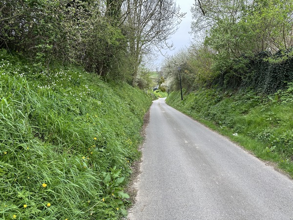 Nous entrons dans Fontaine-le-Dun par la Cavée Legendre. A l'arrivée sur cette cavée, on peut apercevoir les installations de la sucrerie Cristal-Union où terminent les betteraves récoltées dans la région.