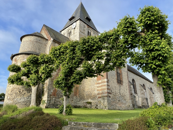 Nous partons du parking de la mairie, et traversons le centre de Cailly en passant devant l'église Saint-Martin (XIIIe).