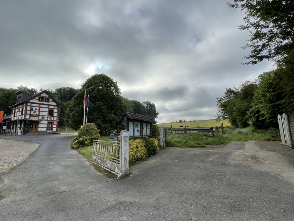 Nous passons devant la mairie d'Yquebeuf, et continuons en face, sur le chemin.