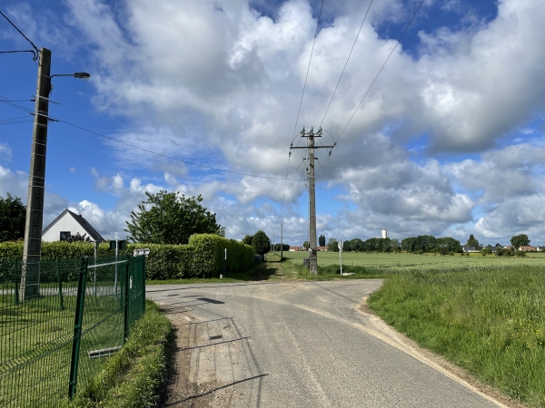 Après le château du Mesnil Godefroy, nous avons suivi la D206, et allons la quitter ici pour suivre le chemin en face de nous.