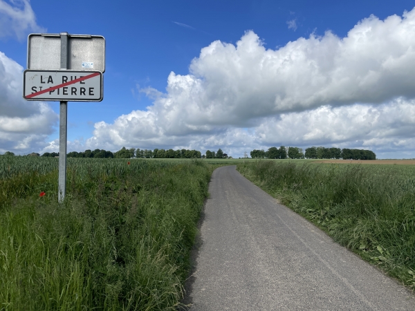 Nous marchons maintenant vers le château de Cailly.