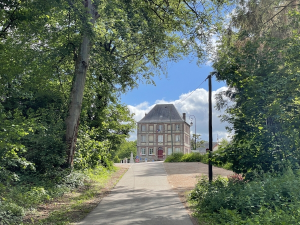 Au bout de l'Allée du Vieux Château, on voit déjà la mairie de Cailly d'où nous sommes partis.