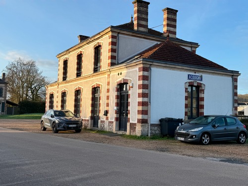 Départ depuis le parking de l'ancienne gare d'Acquigny. Le bâtiment de la gare est bien reconnaissable, mais n'est plus une gare depuis longtemps.