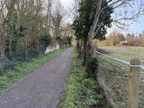 Traversée d'Acquigny par la rue du Moulin Potel.
