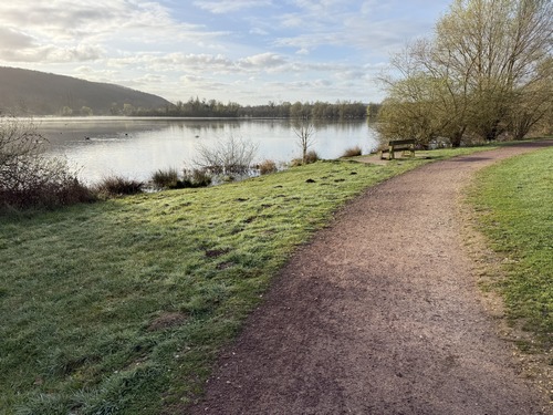 La rue du Moulin Potel débouche directement sur le magnifique lac de l'Onglais. Un chemin est aménagé le long du lac. Le lac est ouvert de 8h à 19h45.