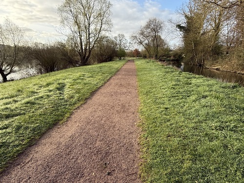 Le chemin se glisse ici entre le lac et l'Iton. L'Iton se jette dans l'Eure à Acquigny.