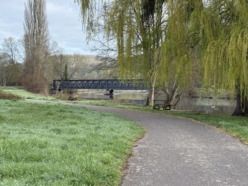 Voici l'ancien pont ferroviaire qui traverse l'Eure (Viaduc de Saint Mauxe).