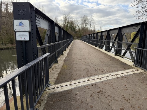 Les photos du répertoire 2021 de l'album montrent dans quel état se trouvait ce pont. Il a été parfaitement restauré avec l'aide de la Fondation du Patrimoine et&nbsp; deTotal Energie.