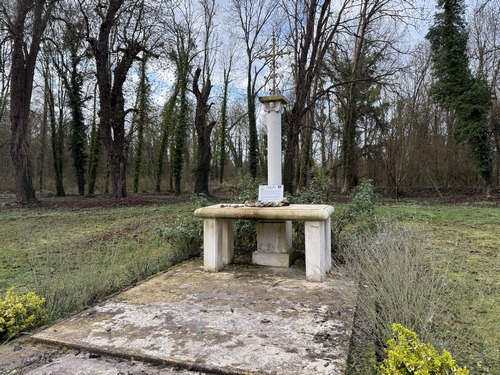 Peu après le pont, voici le Clos Saint-Mauxe. L'autel perpétue la mémoire du lieu où fut exécuté Saint Mauxe, évêque d'Italie, et ses compagnons, par le proconsul Sabinus. Longtemps lieu de pèlerinage, l'autel et la colonne ont été restaurés en 2017 par des bénévoles.