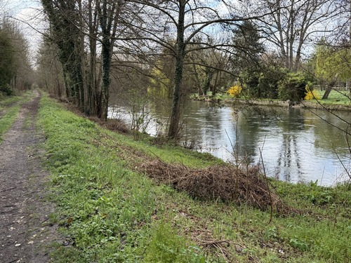 L'ancienne voie ferrée longe l'Eure de très près par endroits. A noter que la folie du goudron n'a pas encore frappé cette ancienne voie ferrée !