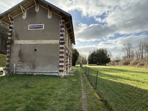 Le chemin continue le long de l'ancienne gare d'Heudreville.