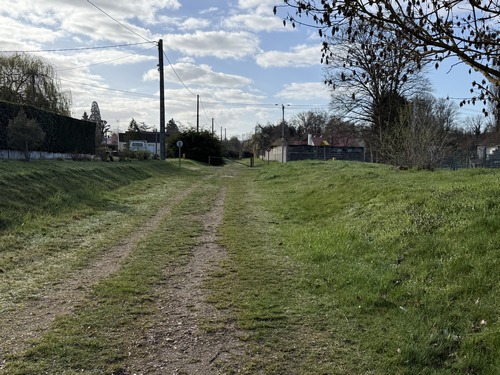 Entrée dans Fontaine Heudebourg. Le circuit va prendre le premier carrefour à gauche pour traverser la D836.