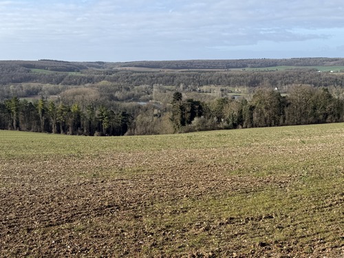 Regard arrière avec le magnifique panorama sur la vallée de l'Eure avant d'entrer en forêt.
