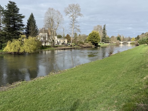 Le chemin débouche sur la D836, et en marchant sur l'accotement herbeux on peut voir le château renaissance d'Acquigny (XVIe). Son parc classé se visite.