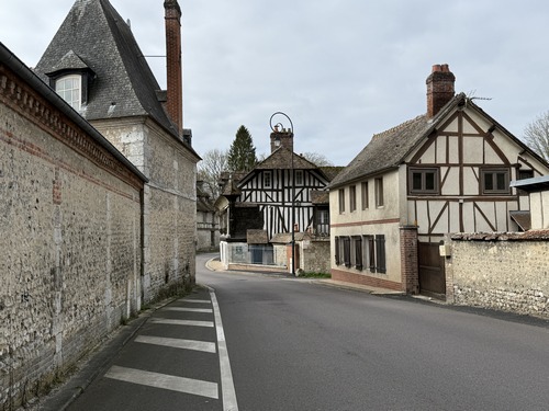 Entrée dans le bourg d'Acquigny.