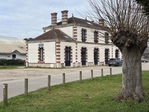 Retour au niveau de l'ancienne gare d'Acquigny.