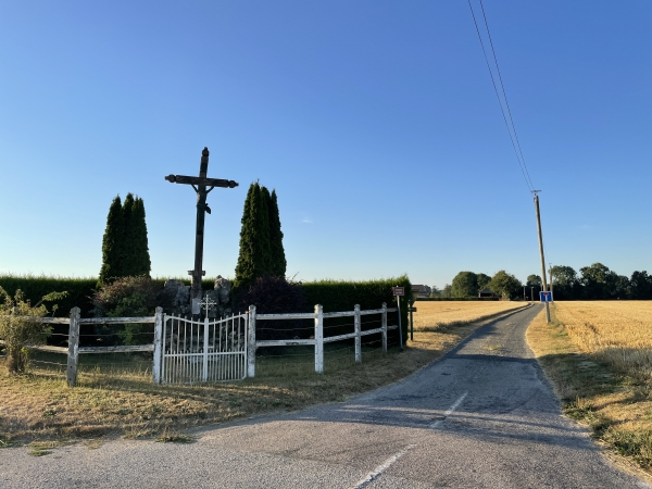 Nous traversons la D26, et au calvaire suivons cette petite route qui devient rapidement chemin.
