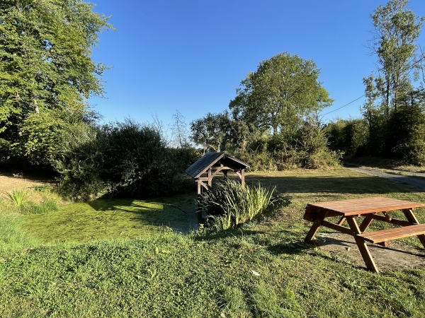 Et voilà la plus belle mare de ce circuit, la mare du Fresne. Et elle possède un lavoir. On peut encore voir l'ancien mécanisme qui permettait de régler la hauteur du plateau. Endroit idéal pour faire une pose.