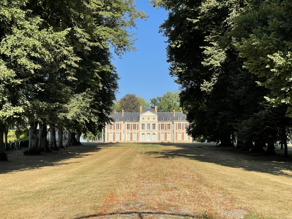 Nous passons devant le château de Giverville (XVIIIe), qui fut une maison d'enfants de la CAF jusqu'en 1984.