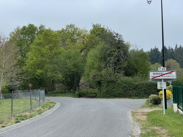 Nous sommes garés sur le grand parking de la mairie de Perriers-la-Campagne, qui se trouve dans le hameau de Feuguerolles. Nous traversons le hameau, et allons prendre ici le chemin qui est en face de nous.