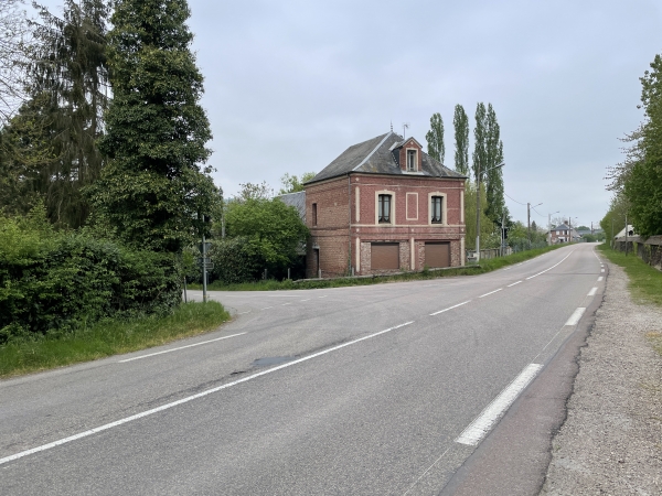 Nous rejoignons le GR26, et traversons la D130 ici, pour continuer en face.