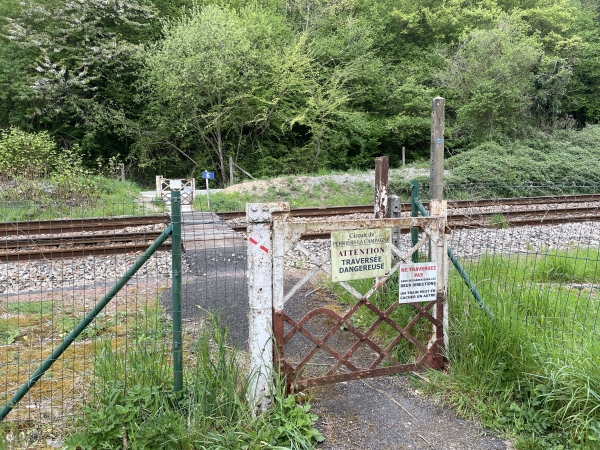 Nous allons traverser la voie de Serquigny à Oissel, de la ligne Mantes-la-Jolie - Cherbourg.