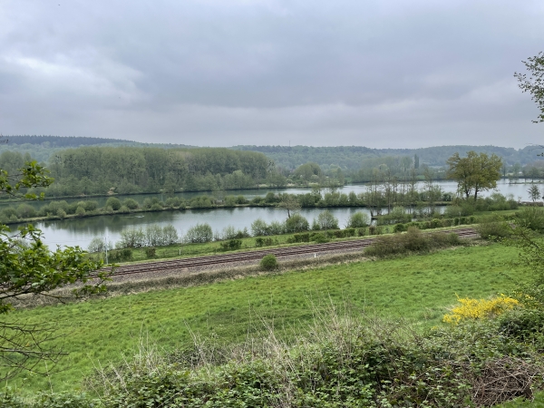 Notre chemin domine maintenant la ligne ferroviaire, la Risle et ses étangs.