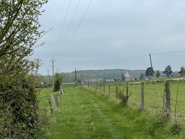 Nous voyons au loin la flèche de l'église de Fontaine-la-Soret : c'est notre direction.