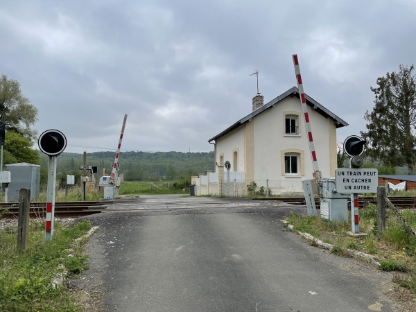 Nous traversons la voie de Serquigny à Oissel pour la deuxième fois. Après l'ancienne maison de garde-barrière, nous prendrons à droite.