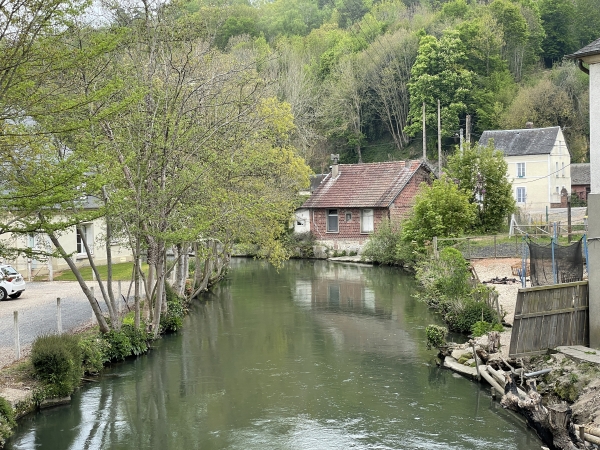 Traversée du bras principal de la Risle à la Rivière-Thibouville.