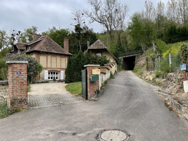 Nous sortons de la Rivière-Thibouville par la rue de Valleville, et la quittons ici, pour passer sous la D613.
