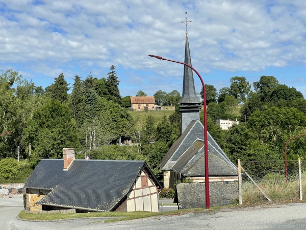 La voiture est sur le parking derrière l'église, je monte la petite rue qui domine l'église et la mairie : le chemin du Vallet.