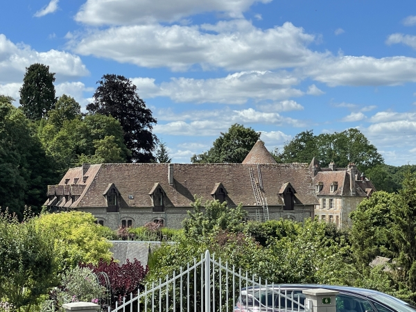 Voilà justement le château de Cernières. Château du XVIIe siècle, bâti sur une ancienne forteresse médiévale, agrandi au XVIIIe siècle et remanié au XIXe.