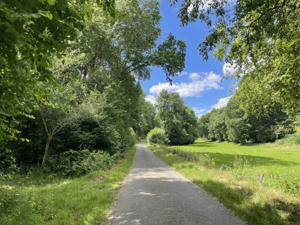 Je sors de St-Pierre-de-Cernières par le chemin de la Côte. Je marche maintenant vers le sud, sur la rive gauche de la Charentonne.