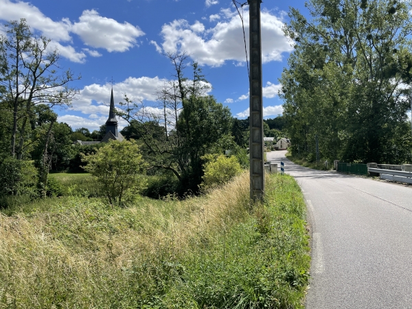 Me voilà revenu à Mélicourt, dont on voit déjà la flèche de l'église Saint-Ouen.