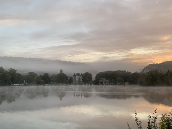 Nous partons du parking rue du Point-du-Jour, et sommes directement sur les quais avec cette vue sur la Seine. Sur l'autre rive, on distingue le château des Tourelles (XIIe siècle) et le vieux moulin.